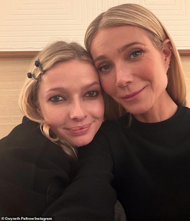 ويأتي الكشف الأخير لشركة أبل بعد يوم واحد من اعتراف بالترو بخضوعها لعلاج مثير للجدل لتصفية الدم بقيمة 50 ألف دولار. بالترو وأبل في الصورة في ديسمبر