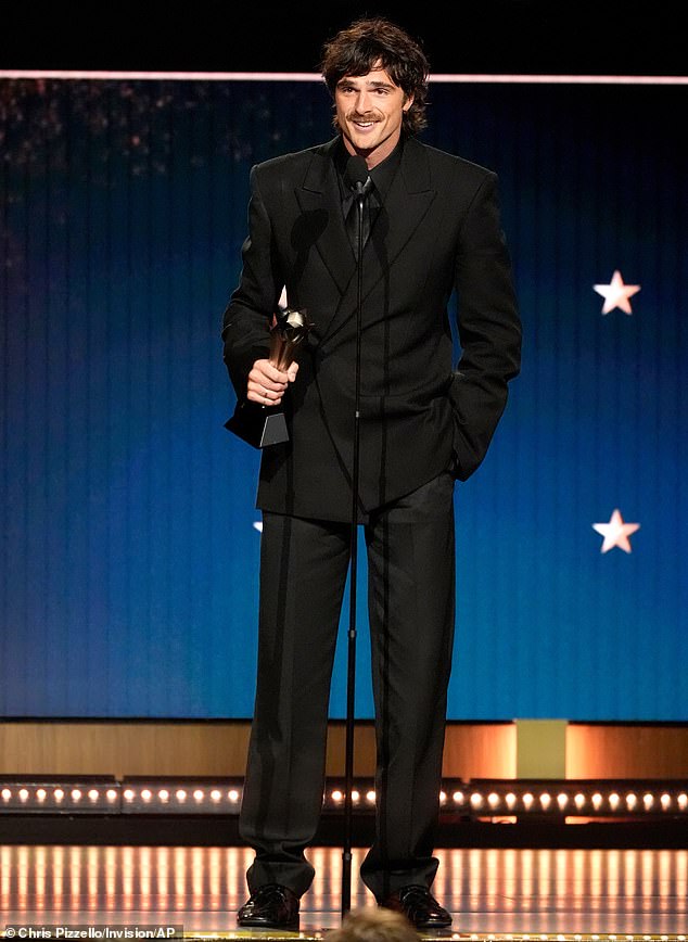 غاب نجم Euphoria عن جائزة جولدن جلوب لصالح ستيلان بفارق ضئيل، لكنه حصل على جائزة اختيار النقاد الشهر الماضي (شوهد)، وهو أيضًا مرشح لجائزة BAFTA في نفس الفئة.