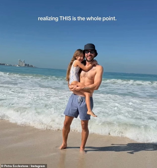 فر والدا أربعة أطفال بترا وزوجها سام بالمر مؤخرًا من قصرهم الذي تبلغ قيمته 65 مليون جنيه إسترليني في لوس أنجلوس وبدأوا العام الجديد بحياة جديدة في الإمارات العربية المتحدة