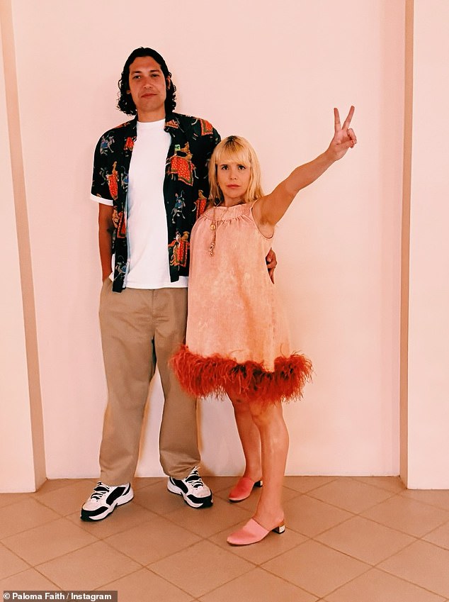 أعلنت بالوما أنها تنتظر طفلها الأول من المدير الإداري 