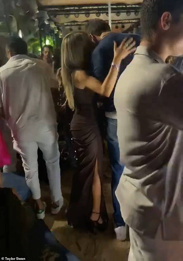 تأتي هذه اللحظة الحميمة بعد أسابيع قليلة من انتشار لقاء برادي وإيرل في ليلة رأس السنة الجديدة في سانت بارتس (كما هو موضح أعلاه في ليلة رأس السنة الجديدة).