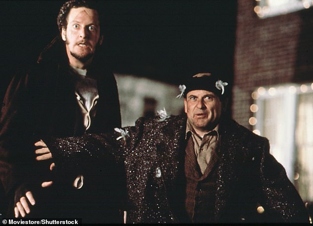 اشتهر ستيرن بلعب دور Wet Bandit Marv Murchins جنبًا إلى جنب مع Harry Joe Pesci