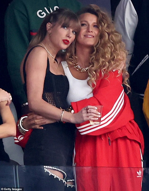 احتفلت كيلسي بعد أيام من نشر سويفت رسائلها الخاصة إلى بليك ليفلي كجزء من الخلاف القانوني المستمر بين الممثلة وجوستين بالدوني بشأن فيلمهما، It Ends with Us.