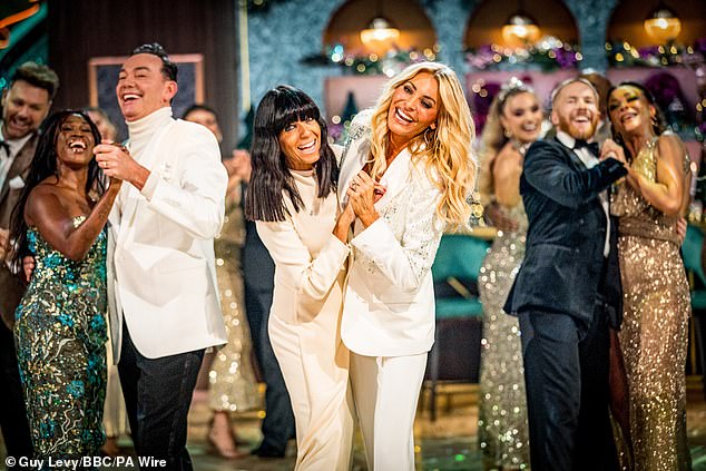 يتنافس نجوم التلفزيون من أجل الحصول على وظيفة كلوديا وينكلمان وتيس دالي المرغوبة بعد أن أعلن الثنائي المقدم عن رحيلهما عن برنامج بي بي سي العام الماضي.