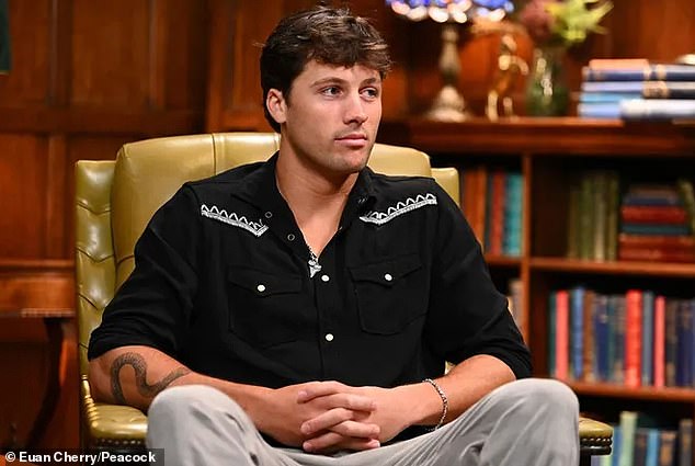 في الآونة الأخيرة، أثارت مورا شائعات رومانسية مع النجم المشارك لها في بطولة Traitors الأمريكية، روب راوخ، 27 عامًا (في الصورة).