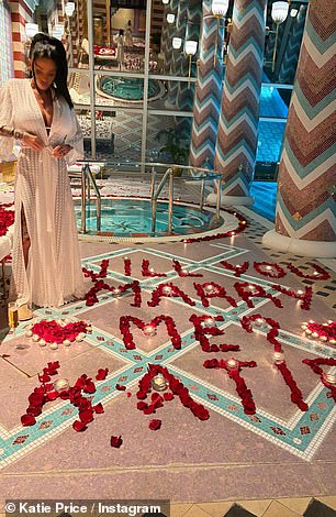 انخرطت كاتي مع لي في حفل حميم خلال عطلة نهاية الأسبوع والذي كان مطابقًا لطلبه من ألانا قبل أربعة أشهر فقط