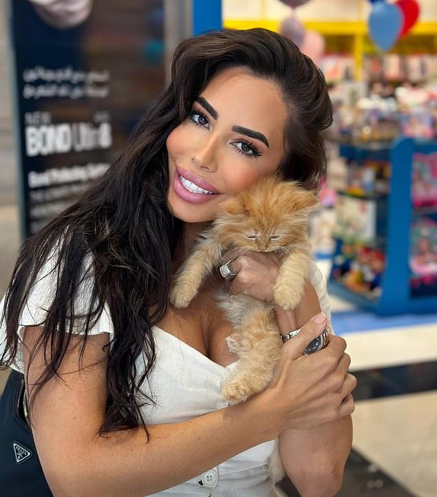 قبل أن يطرح لي السؤال على كاتي، مما يجعله خطيبها التاسع، ورد أنه متزوج منذ عدة سنوات من مدربة الصحة واللياقة البدنية الفلسطينية المولد دينا، 41 عامًا (في الصورة) والتي التقى بها في صالة الألعاب الرياضية في دبي في بداية عام 2020.