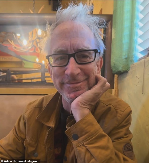 ديك - الذي تم إعادة تأهيله أكثر من 20 مرة وتم اعتقاله 10 مرات - يقيم الآن في منشأة معيشة رصينة بالقرب من بيفرلي هيلز