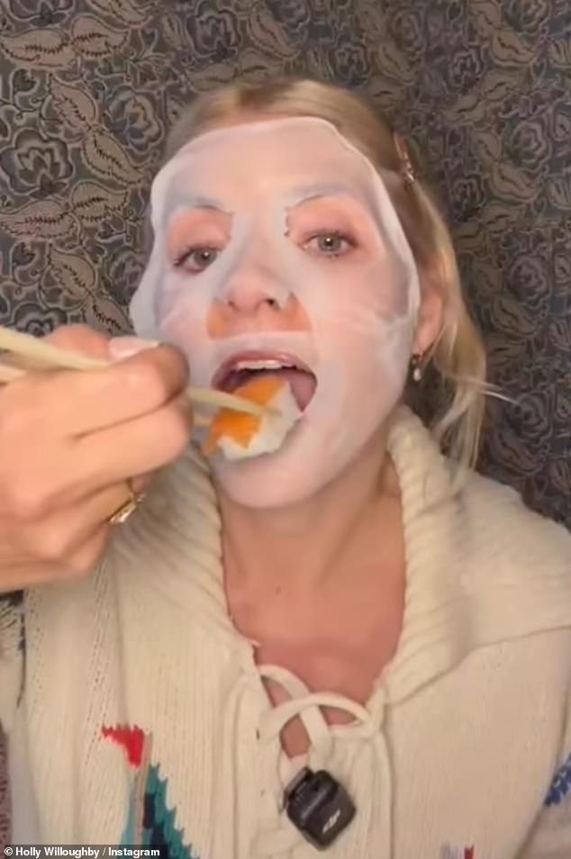 في أكتوبر الماضي، قامت هولي بتصوير Instagram Reel وحاولت تحدي قناع الوجه السوشي الفيروسي لصفقة علامتها التجارية مع Garnier