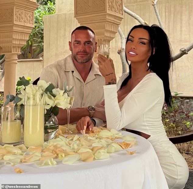 ومع ذلك، وعلى الرغم من هذا العرض الدائم الجديد للحب، فقد تبين أن كاتي بدأت تساورها الشكوك حول قرارها بالزواج من رجل، بعد أيام فقط من لقائها.