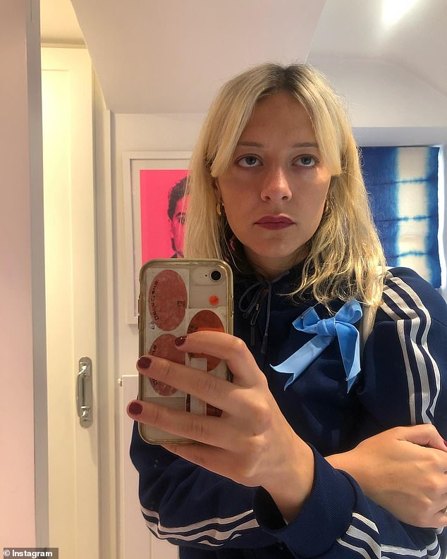 ويشارك الممثل الكوميدي، 61 عامًا، كيتي، 28 عامًا، وينيفريد (في الصورة)، 27 عامًا، وفريدريكا، 21 عامًا، مع زوجته الفنانة ماجدة آرتشر.