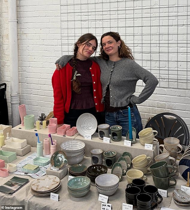 مع كون كيتي (في الصورة على اليسار مع صديقتها) صانعة خزف، ووينيفريد رسامة وفريدريكا تعمل في صناعة النسيج، فإن هذا يعني أن هاري لم يتمكن من التقاعد