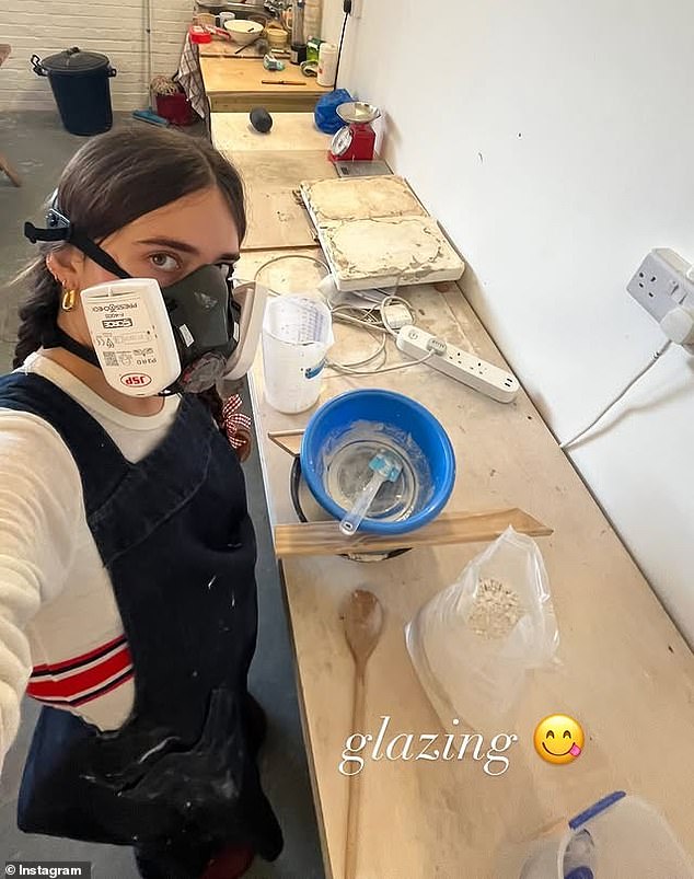 إن اختيار أطفاله لتجنب العمل في دائرة الضوء يعني أنهم تجنبوا الرواتب الكبيرة - مما يجعل هذا النوع من المال يحصل عليه معظم الأشخاص العاديين في المملكة المتحدة (في الصورة كيتي)