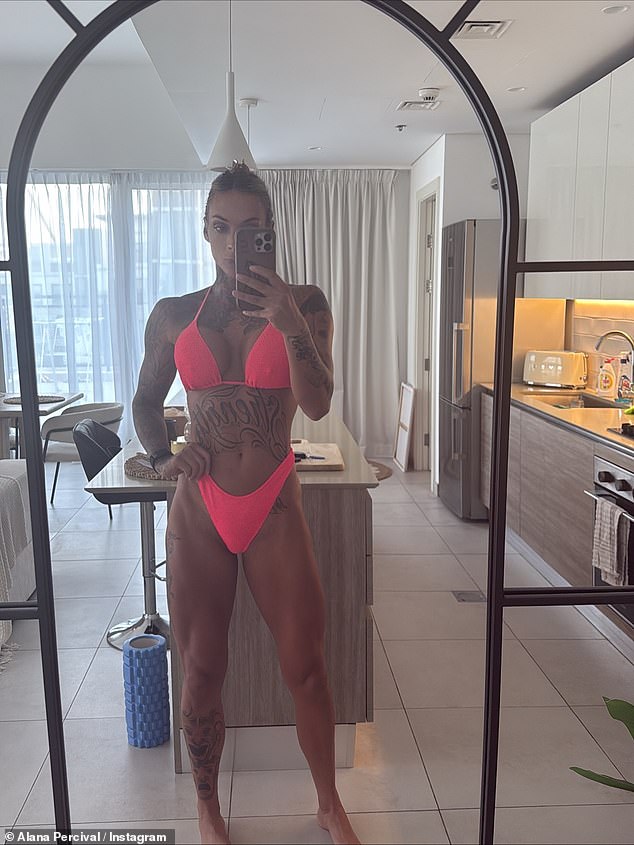 وهاجمته ألانا (في الصورة) الآن على وسائل التواصل الاجتماعي، مدعية أن لديها 