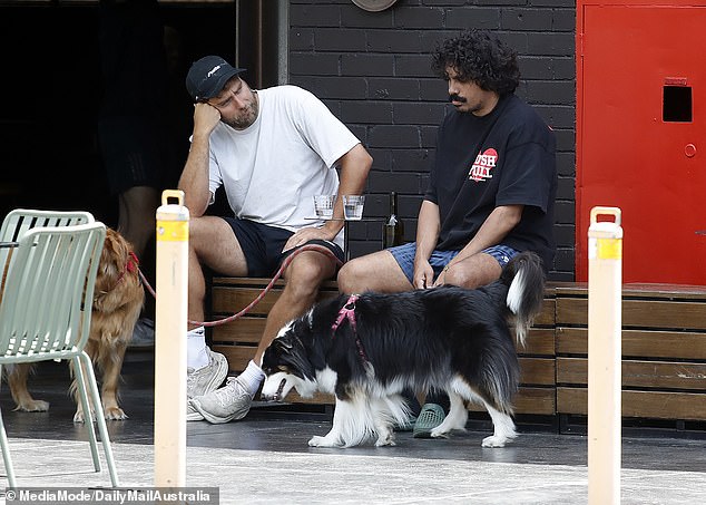 الفائز بجائزة Logie، البالغ من العمر 36 عامًا، والذي كان يمشي مع كلابه مع صديقه كارل (يسارًا)، تهرب من أسئلتنا، لكنه لم يكن في عجلة من أمره لإنكار شائعة الانفصال أيضًا