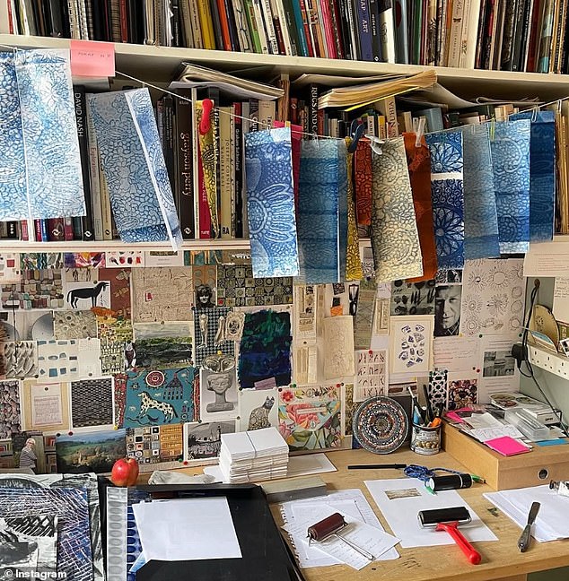 تعرض البنات الثلاث أعمالهن الفنية بفخر على وسائل التواصل الاجتماعي لكنهن يتجنبن نشر أعمال والدهن الشهيرة (في الصورة أعمال النسيج الخاصة بفريدريكا)