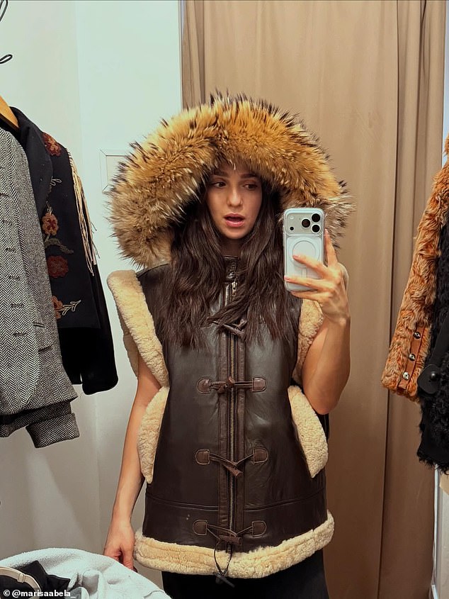 نشرت النجمة ماريسا Back To Black صورة سيلفي مرآة وبدت مذهلة في سترة جلدية على طراز جيليه مع زخرفة من الفرو وغطاء رأس كبير الحجم من الفرو.