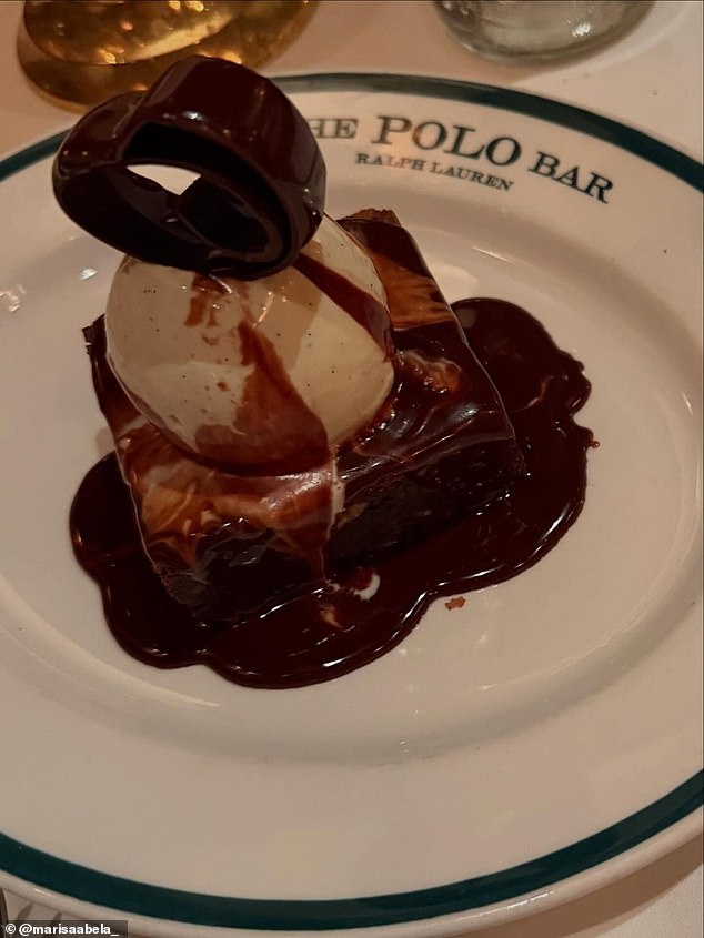 استمتع الزوجان الجديدان، اللذان تزوجا في سبتمبر 2025، بكعكة الشوكولاتة في مطعم Ralph Lauren الراقي، The Polo Bar.