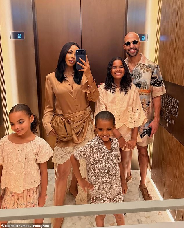 الزوجان فخوران بأبوين لثلاثة أطفال، علياء ماي، 12 عامًا، فالنتينا، ثمانية أعوام، وابن بليك، أربعة أعوام