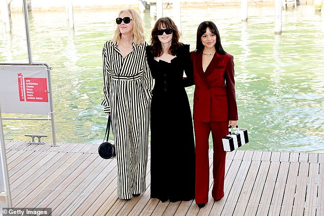 (LR) يصل أوهارا ووينونا رايدر وأورتيجا إلى Palazzo del Casino في مهرجان البندقية السينمائي الدولي الحادي والثمانين في 28 أغسطس 2024 في البندقية، إيطاليا