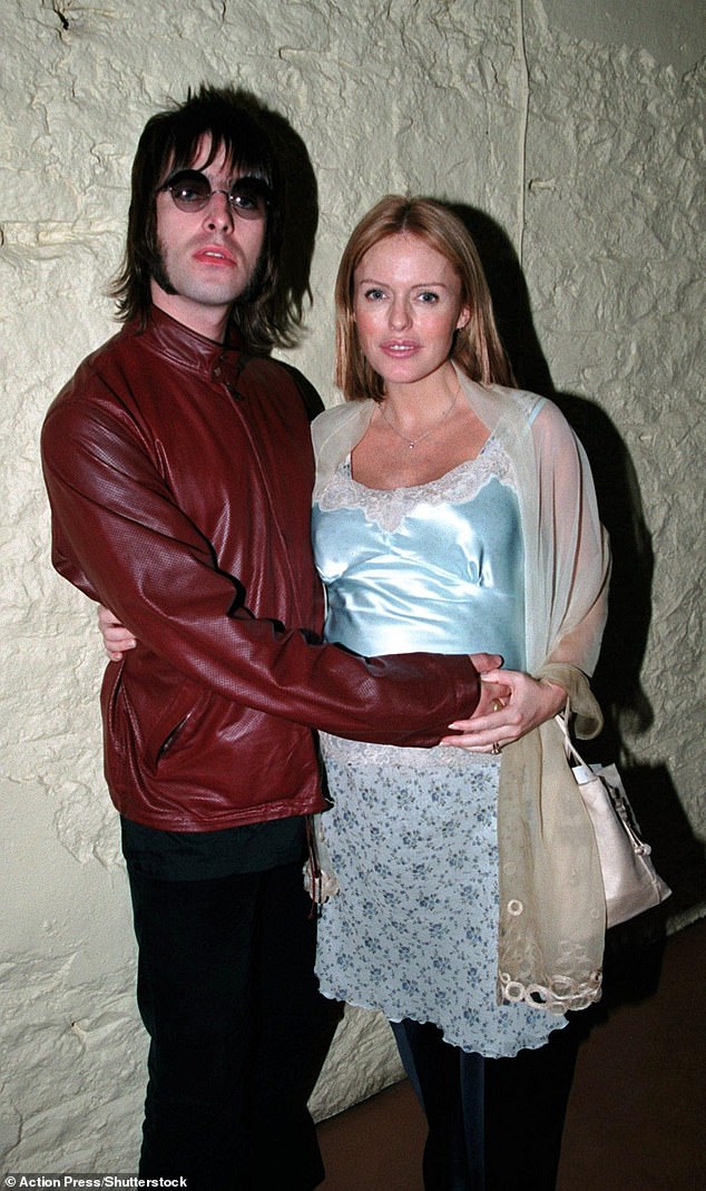 يأتي ذلك بعد أن كشفت زوجته السابقة، الممثلة باتسي كينسيت، أنها كانت تبيع أقراطًا من الألماس أهداها لها ليام خلال علاقتهما (في الصورة معًا عام 1999).