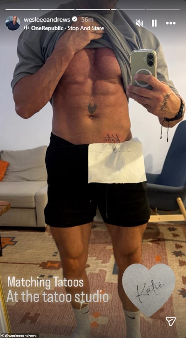 أظهر عضلات بطنه في صورة شخصية بدون قميص، وأظهر التكريم الموشوم على الورك الأيمن، والذي شاركته زوجته الجديدة على الفور في قصتها على Instagram.