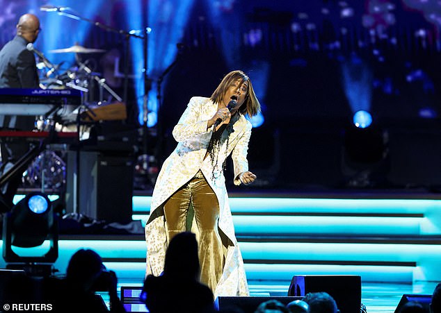 قدم نجم Pose أداءً كاملاً