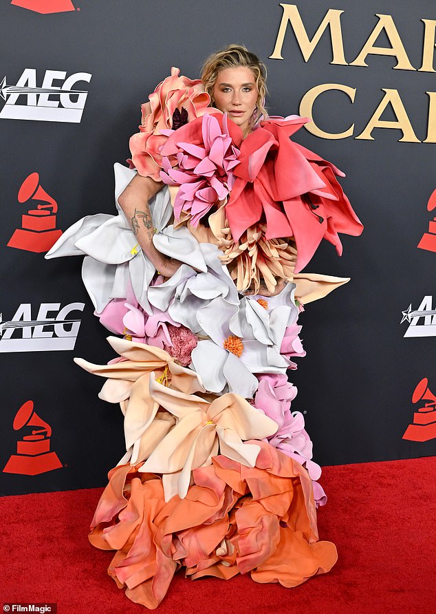 أبهرت كيشا الجمهور بأداء أغنية 