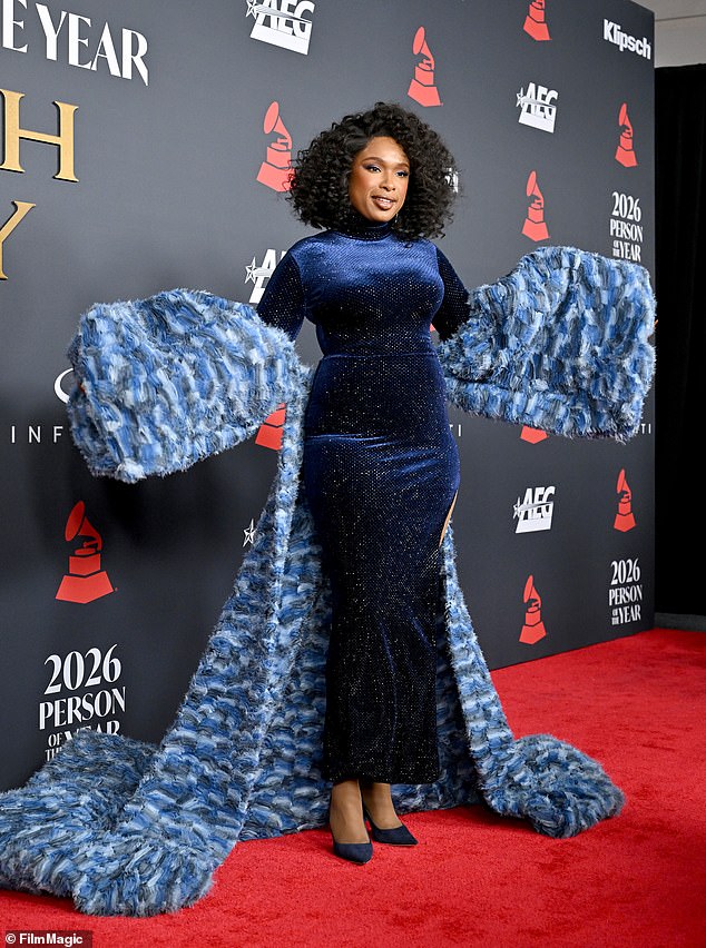 افتتحت جينيفر هدسون حفل MusiCares بمزيج قوي من أغاني I Don¿t Wanna Cry وMy All وVision of Love وMake It Happen، مما حدّد نغمة ليلة لا تُنسى.