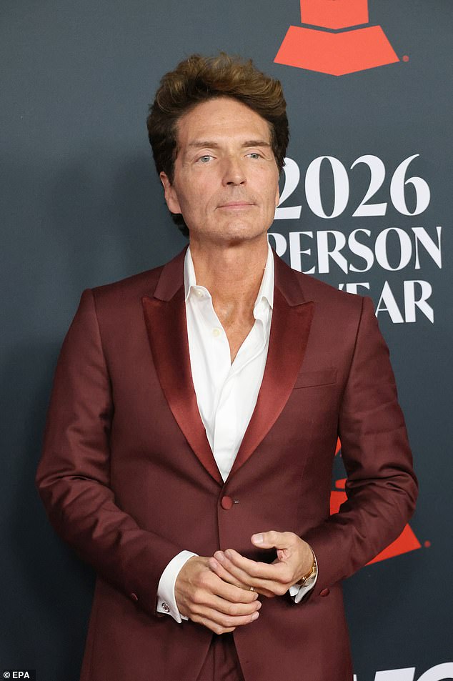 جلب ريتشارد ماركس طاقة جريئة ببدلة كستنائية