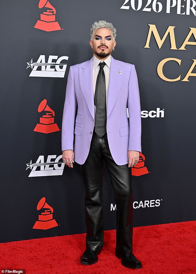 بعد أن لفت الأنظار على السجادة الحمراء، اعتلى آدم لامبرت المسرح ليقدم عرضًا رائعًا لأغنية Can't Let Go.