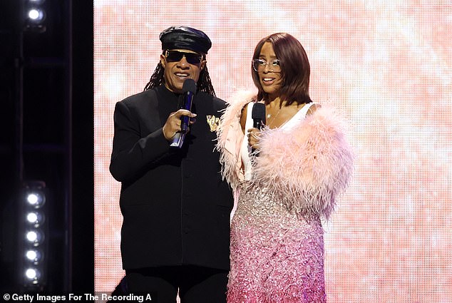 اعتلى ستيفي ووندر وجايل كينج المسرح خلال حفل تكريم شخصية العام في MusiCares لعام 2026 لماريا كاري