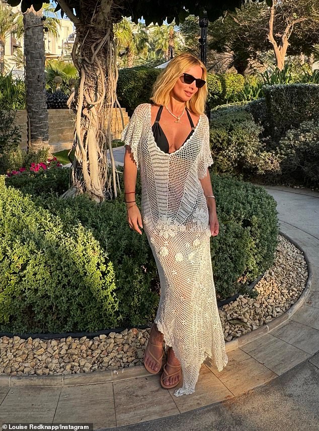 وأكملت إطلالتها بارتداء صندل بكعب عالٍ، مما شكل عاصفة أمام الكاميرا