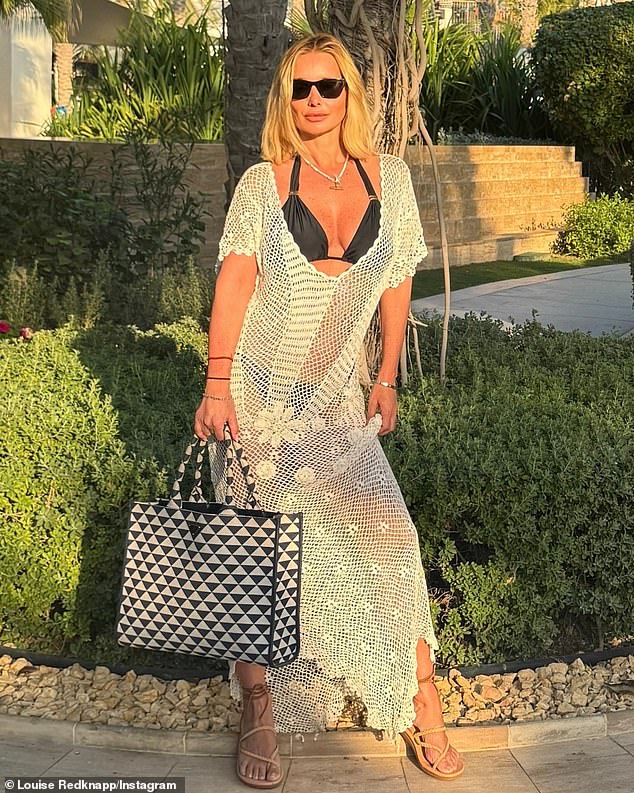 لفتت المغنية البالغة من العمر 51 عامًا الأنظار في قطعتين أنيقتين، والتي تتميز بجزء علوي من البيكيني مع قيعان متطابقة.