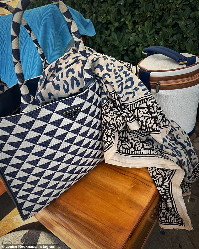 كما أنها حملت أساسياتها في حقيبة يد برادا، والتي تباع بسعر 2500 جنيه إسترليني