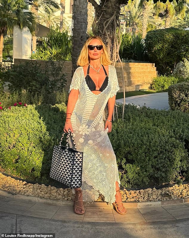 من خلال سلسلة من الأوضاع الساحرة أمام الكاميرا، قامت لويز بوضع طبقة من غطاء الشاطئ الأبيض الأنيق فوق بيكينيها أثناء توجهها إلى نادي الشاطئ