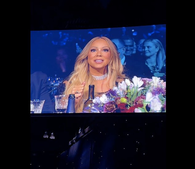 التقطت الكاميرات ماريا على الشاشة الكبيرة وهي تشاهد أداء بورتر