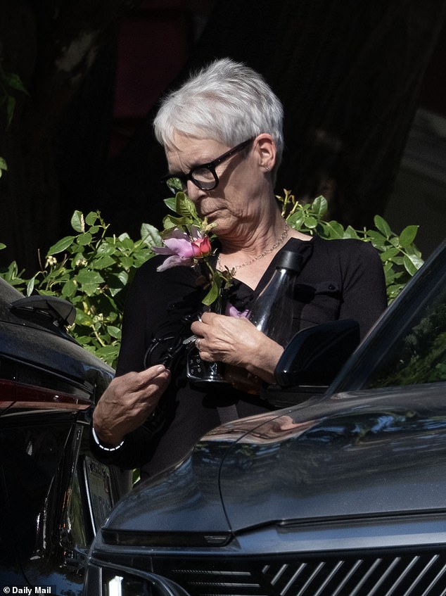 وصلت كيرتس وزوجها إلى منزل ابنتهما حاملين الهدايا، وفي وقت ما، توقفا للاستمتاع بالزهرة التي أحضراها معهم