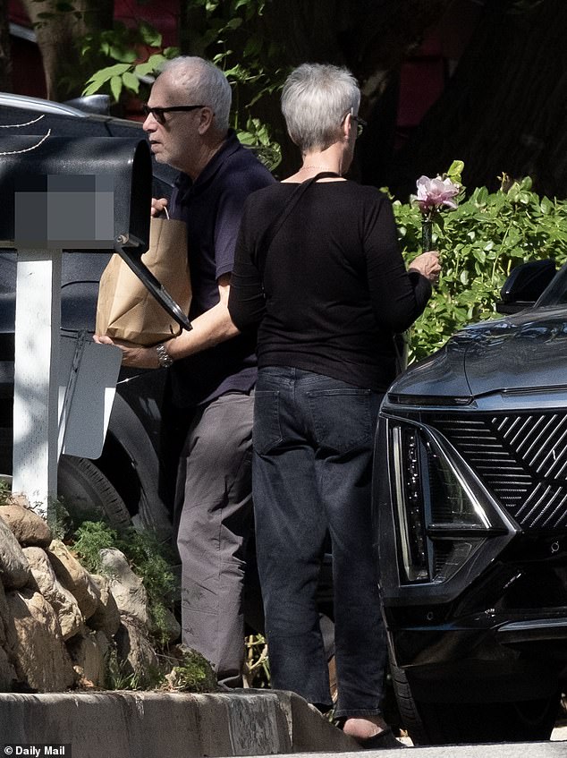 كان كورتيس، 67 عامًا، وجست، 77 عامًا، يرتديان ملابس داكنة خلال فترة حدادهما، والتي جاءت بعد وقت قصير من إصدار جيست بيانًا عقب وفاة شريكه منذ فترة طويلة.