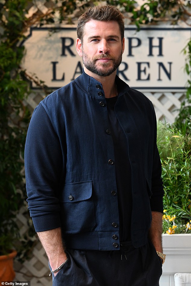 طابق ليام خطيبته، التي كانت ترتدي أيضًا اللون الأزرق الداكن، بما في ذلك سترة قصيرة فوق قميص ضيق