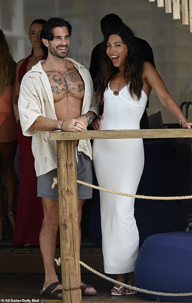 تم تصوير إليوت، 36 عامًا، في موقع التصوير في نادي كالي بيتش يوم الجمعة، حيث بدا مرتاحًا وفي حالة معنوية عالية بينما كان يقضي بعض الوقت إلى جانب الممثلة إلك كالر (يمين)