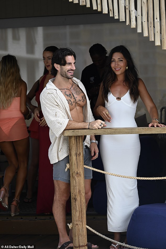 ظهر نجم تلفزيون الواقع بمظهر ملفت للنظر يرتدي شورتًا رماديًا وقميصًا كريميًا مفتوحًا يرتدي قميصًا تحته، ويظهر بفخر وشم صدره وهو يضحك، وينحني ويتحدث بحيوية بين اللقطات