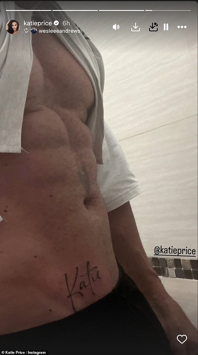 واستمر الزوجان في تجاهل كل المخاوف المحيطة برومانسيتهما العاصفة في عطلة نهاية الأسبوع، حيث عرضت لي كتابة جديدة بالحبر لاسم كاتي.