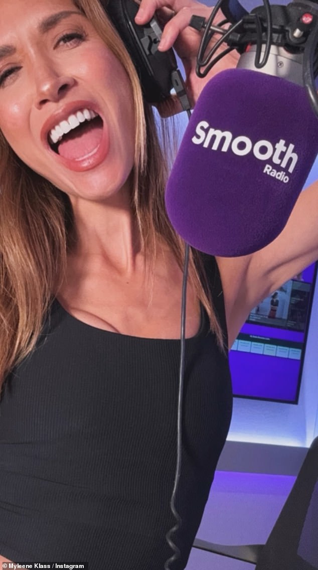 أخذت المذيعة، البالغة من العمر 47 عامًا، استراحة سريعة من الميكروفون خلال برنامجها الذي استمر ثلاث ساعات لإظهار مرونتها بين الأغاني.