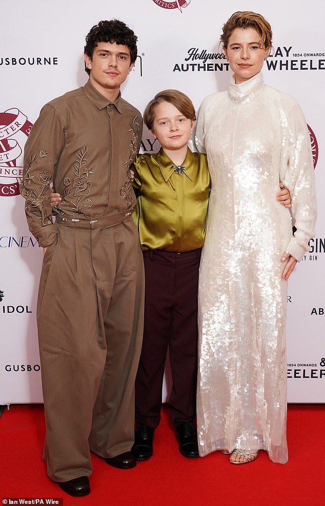 ارتدت جيسي الفستان مع حذاء بكعب فضي، وقامت بتصفيف شعرها في صورة مع زميليها النجمين نوح وجاكوبي جوب في هامنت.