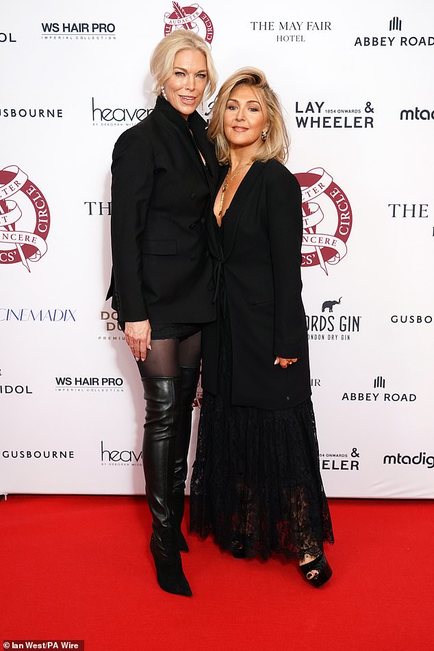 بدت هانا مثيرة عندما وقفت إلى جانب صديقها ماز موراي الذي اختار فستانًا أسود أنيقًا مع تفاصيل من الدانتيل