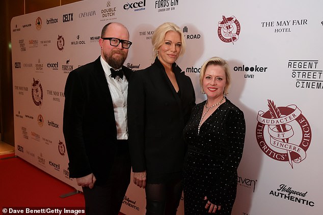 ظهرت هانا أيضًا مع جاي وجين