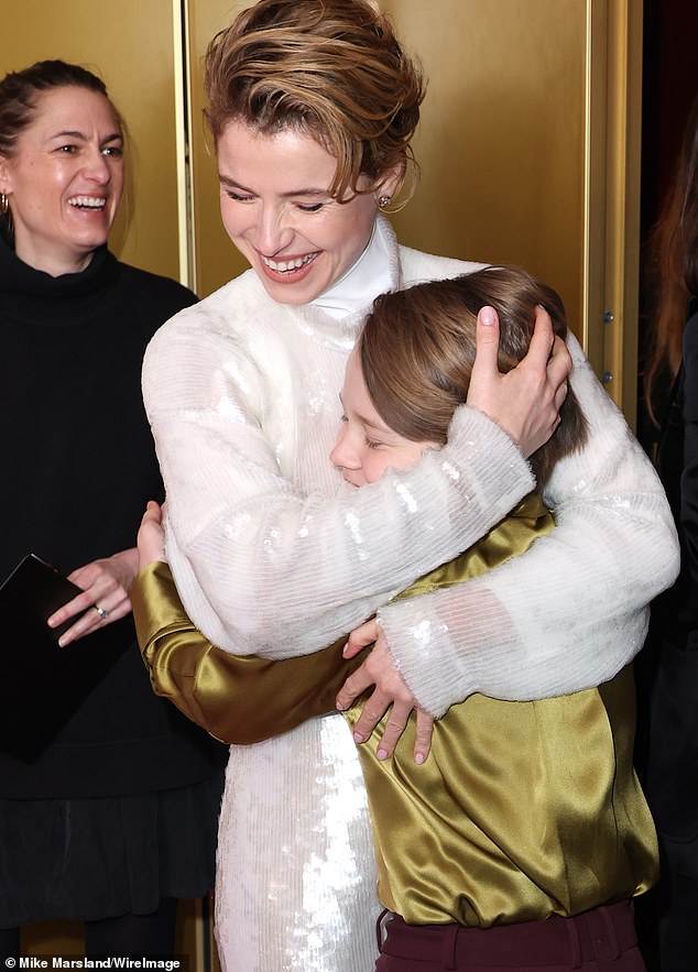 بدا الزوجان في حالة معنوية رائعة أثناء احتضانهما