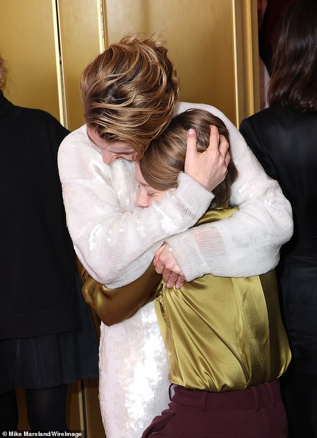 في لقطات رائعة، شاركت جيسي عناقًا مع زميلتها النجمة جاكوبي