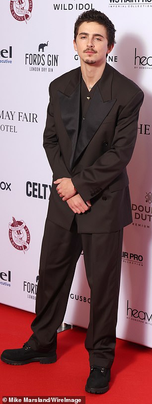 كما حضر تيموثي شالاميت هذا الحدث حيث أبقى الأمر بسيطًا ببدلة بنية داكنة مع طية صدر السترة السوداء.